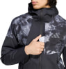 Eine Kapuzenjacke mit Batikmuster, schwarz mit grauen Akzenten und Adidas-Logo.