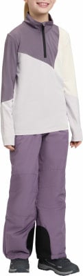 Mädchen in lila Skihose und buntem Langarm-Pullover. Mädchen in lila Skihose und buntem Langarm-Pullover.