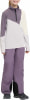 Mädchen in lila Skihose und buntem Langarm-Pullover.