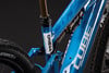 Nahaufnahme eines blauen Mountainbikes mit Dämpfer und CUBE-Logo.