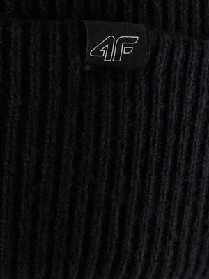 Schwarze Rippenmütze mit 4F-Logo. Schwarze Rippenmütze mit 4F-Logo.