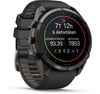 Eine Garmin Smartwatch zeigt Zeit, Aktivitäten, Distanz und Kalorien an.