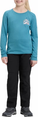 Mädchen in blauem Langarmshirt und schwarzer Hose.