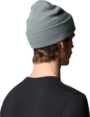 Ein Mann in einer grauen Mütze und einem schwarzen T-Shirt, von hinten gesehen. Ein Mann in einer grauen Mütze und einem schwarzen T-Shirt, von hinten gesehen.