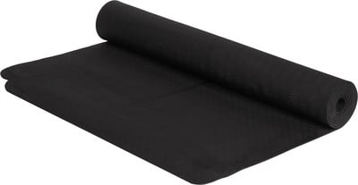 Schwarze, aufgerollte Yogamatte mit strukturierter Oberfläche. Schwarze, aufgerollte Yogamatte mit strukturierter Oberfläche.