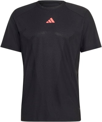 Schwarzes Adidas-T-Shirt mit rosa Logo und Textur.