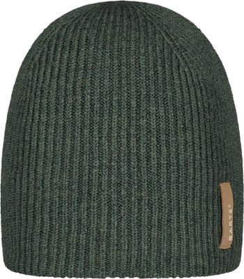 Grüne Rippstrickmütze mit braunem Barts-Lederetikett. Grüne Rippstrickmütze mit braunem Barts-Lederetikett.