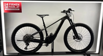 Schwarzes E-Mountainbike auf einem Ständer mit deutscher Beschriftung. Schwarzes E-Mountainbike auf einem Ständer mit deutscher Beschriftung.