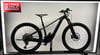 Schwarzes E-Mountainbike auf einem Ständer mit deutscher Beschriftung.
