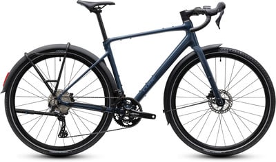 Blauer Gravelbike mit Schutzblechen und Gepäckträger, bereit für Abenteuer. Blauer Gravelbike mit Schutzblechen und Gepäckträger, bereit für Abenteuer.