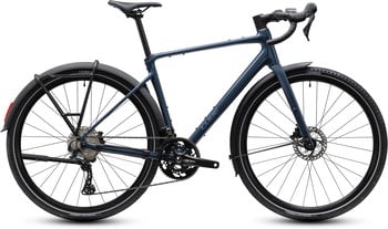 Blauer Gravelbike mit Schutzblechen und Gepäckträger, bereit für Abenteuer.