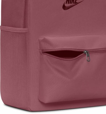 Ein rosafarbener Nike-Rucksack mit seitlichen Netztaschen und einer Fronttasche mit Reißverschluss.