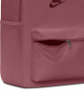 Ein rosafarbener Nike-Rucksack mit seitlichen Netztaschen und einer Fronttasche mit Reißverschluss.