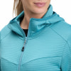 Detail einer Damen-Türkisjacke mit Kapuze und Reißverschluss.