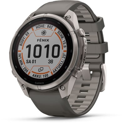 Graue Garmin Fenix Smartwatch mit orangefarbenen Details und Zifferblatt. Graue Garmin Fenix Smartwatch mit orangefarbenen Details und Zifferblatt.