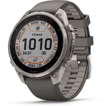 Graue Garmin Fenix Smartwatch mit orangefarbenen Details und Zifferblatt.