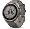 Graue Garmin Fenix Smartwatch mit orangefarbenen Details und Zifferblatt.