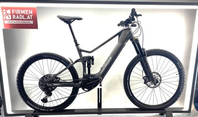 Graues Merida Mountain E-Bike mit Federung und FIRMEN RADL.AT Logo. Graues Merida Mountain E-Bike mit Federung und FIRMEN RADL.AT Logo.