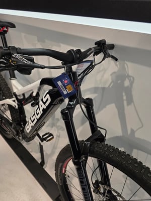 Nahaufnahme eines GASGAS E-Bikes mit RockShox-Federung und Continental-Reifen. Nahaufnahme eines GASGAS E-Bikes mit RockShox-Federung und Continental-Reifen.