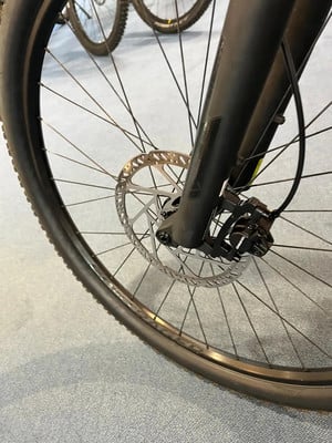 Nahaufnahme eines Fahrrad-Vorderrads mit Scheibenbremse. Nahaufnahme eines Fahrrad-Vorderrads mit Scheibenbremse.