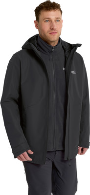 Mann in dunkler Jacke mit Fleece-Schicht und Kapuze. Mann in dunkler Jacke mit Fleece-Schicht und Kapuze.