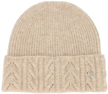 Beige Strickmütze mit Zopfmuster und kleinem Metalldetail.