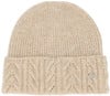 Beige Strickmütze mit Zopfmuster und kleinem Metalldetail.