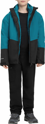 Junge in einer blau-schwarzen Jacke und schwarzer Hose mit Turnschuhen.