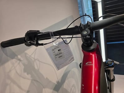 Detailansicht des E-Bike-Lenkers mit Preisschild und Herstellerlogo am Rahmen.