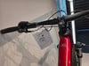 Detailansicht des E-Bike-Lenkers mit Preisschild und Herstellerlogo am Rahmen.