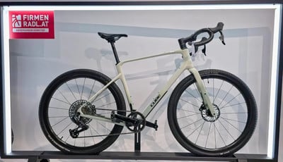 Modernes Cube Gravelbike im Angebot mit dem Schriftzug 'FIRMEN RADL.AT'. Modernes Cube Gravelbike im Angebot mit dem Schriftzug 'FIRMEN RADL.AT'.