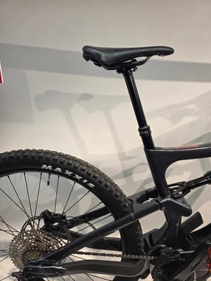 Rückseite eines Mountainbikes mit Dämpfer und Schaltwerk. Rückseite eines Mountainbikes mit Dämpfer und Schaltwerk.