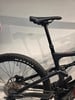 Rückseite eines Mountainbikes mit Dämpfer und Schaltwerk.
