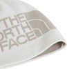 Weiße Mütze mit beige The North Face Logo im Detail.