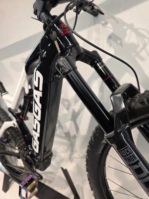 Detail des Vorderteils eines schwarzen GASGAS Mountainbikes mit RockShox-Logo. Detail des Vorderteils eines schwarzen GASGAS Mountainbikes mit RockShox-Logo.