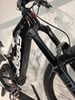 Detail des Vorderteils eines schwarzen GASGAS Mountainbikes mit RockShox-Logo.