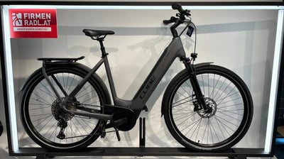 Graues Cube E-Bike mit Gepäckträger und Schutzblechen im Geschäft. Graues Cube E-Bike mit Gepäckträger und Schutzblechen im Geschäft.