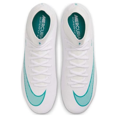 Weiße Nike Mercurial Superfly Fußballschuhe mit türkisfarbenen Logos und Schnürsenkeln.