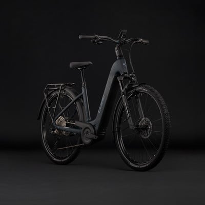 Graues Cube E-Bike mit Gepäckträger und Federung vor schwarzem Hintergrund. Graues Cube E-Bike mit Gepäckträger und Federung vor schwarzem Hintergrund.