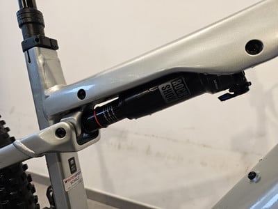 RockShox Dämpfer an einem silbernen Mountainbike-Rahmen.