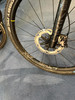 Detail eines Mountainbikes mit Scheibenbremse und Maxxis-Reifen.