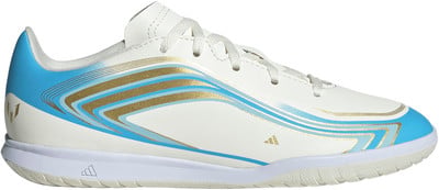 Weiße Fußballschuhe mit blauen und goldenen Streifen und Adidas-Logo. Weiße Fußballschuhe mit blauen und goldenen Streifen und Adidas-Logo.