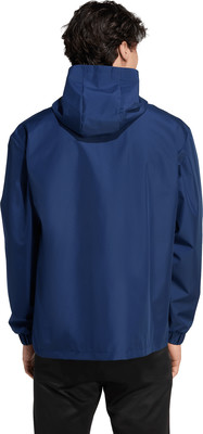 Mann in dunkelblauer Kapuzenjacke und schwarzer Hose. Mann in dunkelblauer Kapuzenjacke und schwarzer Hose.
