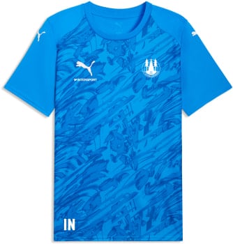 Blaues Puma-Trikot mit Logo und Muster, unten die Aufschrift IN.