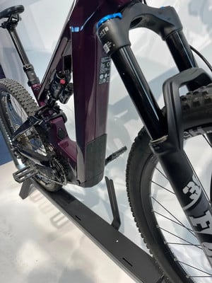 Detail eines lila E-Mountainbikes mit Federung. Detail eines lila E-Mountainbikes mit Federung.