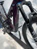 Detail eines lila E-Mountainbikes mit Federung.
