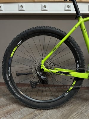 Grünes Mountainbike mit Scheibenbremse und großer Kassette hinten. Grünes Mountainbike mit Scheibenbremse und großer Kassette hinten.
