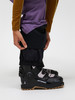 Detail eines Atomic-Skischuhs mit Hose und einer Hand, die den Saum anpasst.