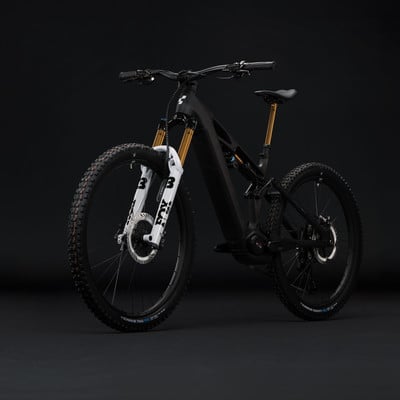 Schwarzes Mountainbike mit Federung und goldenen Akzenten. Schwarzes Mountainbike mit Federung und goldenen Akzenten.