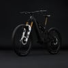 Schwarzes Mountainbike mit Federung und goldenen Akzenten.